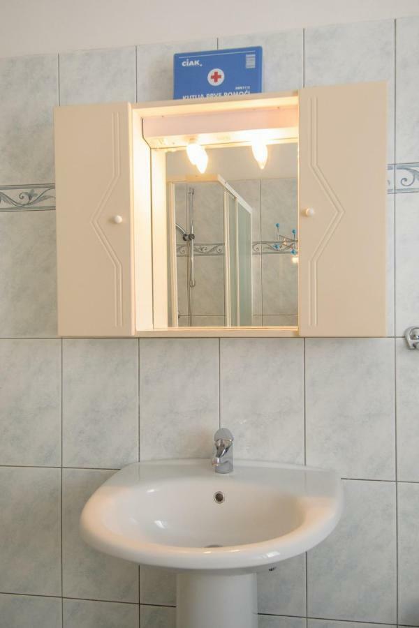 Apartments Nives Πόρετς Εξωτερικό φωτογραφία